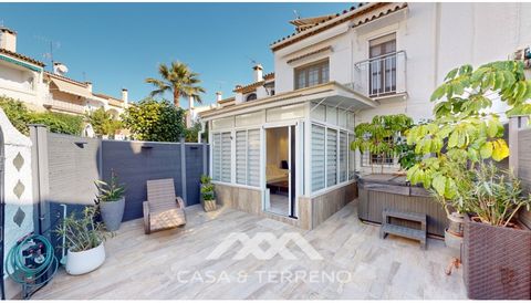 Welcome to the enchanting Costa del Sol! This exclusive townhouse in Caleta de Vélez not only boasts a prime location but also features two independent units, perfect for flexible living or as a lucrative investment. The lower unit impresses with a s...