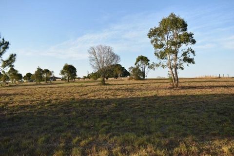 This 11 acre block of rich fertile soil ticks the list of things that acreage buyers are looking for. Excellent water supply from an existing dam and in an area know for excellent quality underground water. Great home sites to choose from, elevated w...