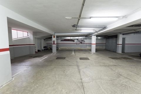 Garage space with storage room in a residential building located in Los Realejos. It has an approximate area of 22 square meters. The offer is subject to errors, price changes, omissions and/or withdrawal from the market without prior notice. The ind...