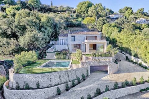 FAVORITE, RARE!!! Located in a highly sought-after environment, near the Domaine 'Les Hauts de St Paul', in a dominant position, in absolute calm, this contemporary style property will seduce you with its exceptional panoramic sea & village view of S...