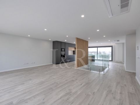 Fantastic new 3-bedroom duplex penthouse with 190 sqm, located in the Lux Terrace development, in Alcochete. It is divided into two floors, and on the lower floor (3rd floor) we find the three bedrooms, two of them en suite. The 22 sqm master suite h...
