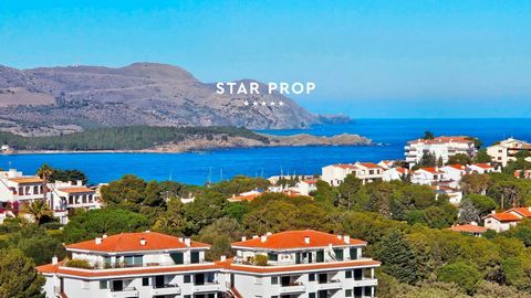 STAR PROP, la inmobiliaria de las casas bonitas, tiene el placer de presentarte esta impresionante residencia con hermosas vistas al mar y un encantador jardín. Esta espaciosa y luminosa propiedad tiene todo lo que necesitas para disfrutar de una vid...
