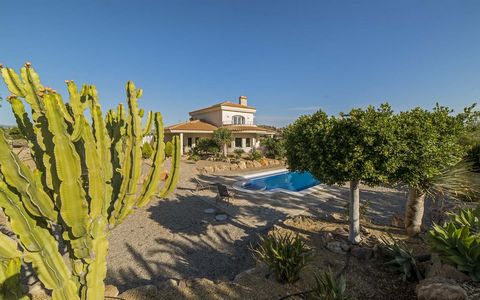 This fabulous family home in the countryside of Vera is just 5 minutes from the beach, 5 minutes from the Valle del Este golf course and equally five minutes from schools, supermarkets and other services. The property is set on 1.1 Ha of land. It is ...