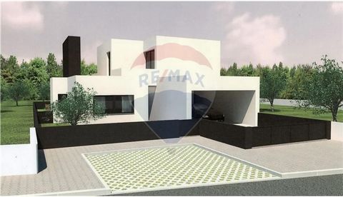Plot of land for construction, which has already had an approved project for housing of modern lines. with 240 meters of gross construction area. Close to trade and services with excellent sun exposure. Make this the place of your dream home. For mor...