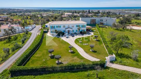 HOMESTAGING Deze prachtige villa met 5 slaapkamers op het zuiden is gelegen in een rustige en vredige omgeving, vlakbij het geweldige strand van Galé en de golfbaan van Salgados, met een adembenemend uitzicht op zee en gemakkelijke toegang tot alle v...