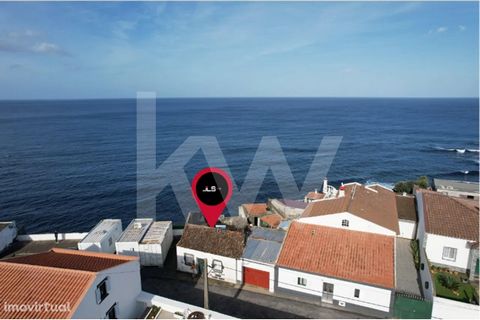 Seaside House with Backyard Superb view over the sea, with car park next door. It is close to natural pools, whose area has been distinguished several times with the blue flag. In addition to the extensive sand, you can see some rock formations, espe...