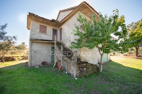 House with land of 1250 m2 Great for those who want to live in a quiet village with all kinds of services within a radius of 10 kilometers (Trancoso and Vila Franca das Naves +/- 8 Kilometers). This villa needs to be finished but is a great base to f...