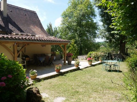 House located in the Bouriane region, on the edge of a village with all amenities between the towns of Cahors and Gourdon. Ground floor: large living room with fireplace and woodburner, open-plan fitted kitchen, spacious 20 m2 lounge, shower room and...
