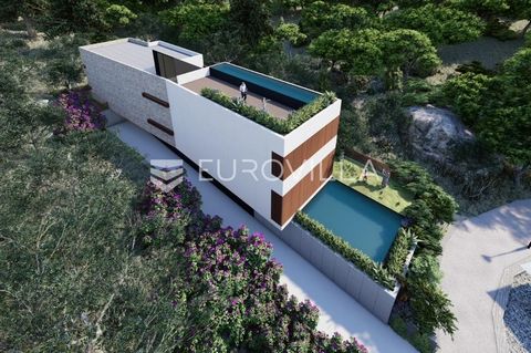 Korčula, Gršćica, first row to the sea, is a three-room apartment with swimming pool, a total area of 250 m2 with a garage of 60 m2 in the basement, in an authentic new building built according to high construction standards. The building consists of...