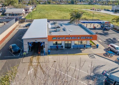 Nestled in a high-traffic prime location with approximately 40,000 cars per day, this exquisite car wash, real estate, and convenience store is a rare offering. This top of the line facility stands out with an unrivaled frontage and signage, strategi...