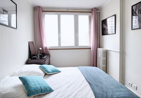 This 13 m² room is fully furnished. It has a double bed (140x190) and a bedside table with lamp. There is also a work area with a desk, chair and lamp. The room also has several storage units: a wardrobe with hanging space, a chest of drawers and a s...