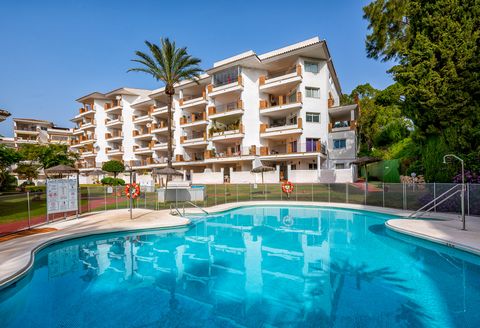 Located in Calahonda. 2 bedroom, 2 bathroom first floor, south facing apartment. This bright spacious two bedroom apartment is well furnished with a bright sunny lounge and two double bedrooms. There is Air conditioning/heating throughout and complem...