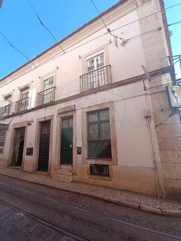 Description 3 bedroom apartment located in Alfama, Graça area**** Excellent opportunity for a T3 with a large use of 30m² attic, even though it is used it is well maintained and ready to move in. With two fronts, plenty of light, facing south, east a...