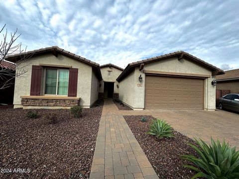 NEW GRASS in BACKYARD (April 15th) Queen Creek-San Tan Border! This meticulously maintained beauty features a lush grass backyard, perfect for outdoor enjoyment. 3 bedrooms plus a convertible den, upgraded granite countertops, and modern amenities li...