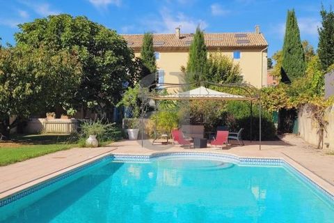 SAINT PAUL TROIS CHATEAUX Drôme Provençale Ancient village farmhouse in the heart of St Paul Trois Chateaux; close to the shops 275 m² of living space, enclosed and landscaped garden of 1196 m² with swimming pool. lounge dining room 46 m², salon tv, ...