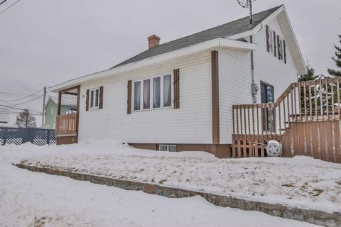 Only a few steps separate this property from the beach and the river! With three bedrooms and a large family room in the basement, this house is perfect for a small family! It is located on a dead-end street and very close to a primary school. Severa...