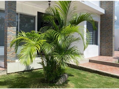 House in Altos de Manta BeachPlot : 303 square metersConstruction: 280 square meters of constructionTime of age : 8 yearsNot mortgagedGround floor :Entrance hallGuest bathroomLiving roomKitchenLaundry roomMaid's room (with bathroom)Exterior :P iscina...