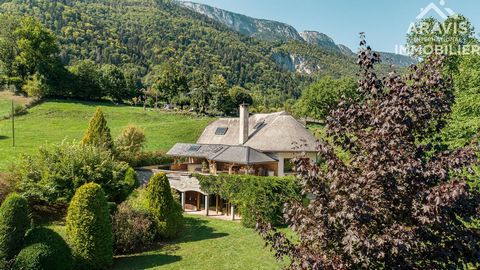 Charming property built in the 1970s on a nicely wooded and landscaped plot of 2900m2, developing a usable area of 470m2. Nestled on the mountainside, close to the woods in a green environment, this property will delight nature lovers in search of tr...