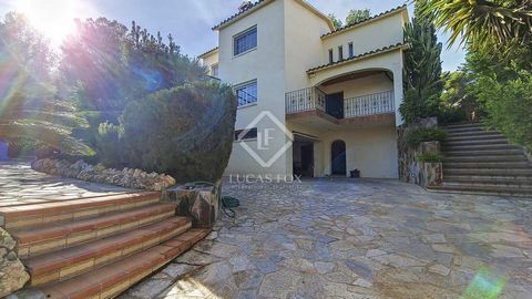 This spectacular family-friendly villa is located in one of the best areas of Cunit, on the Costa Dorada. It is surrounded by nature and is very quiet, making it perfect for relaxing and disconnecting from the daily hustle and bustle. It has a 964 m²...