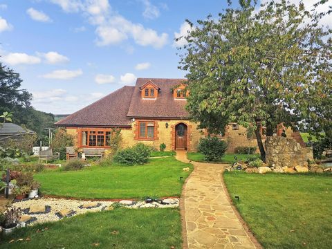 A unique detached L-shaped chalet bungalow nestling in approximately 2.9 acres of grounds and with superb rural views, offer an idyllic combination. This delightful family home, with its mellow Bradstow stone exterior, is on the outskirts of Alversto...