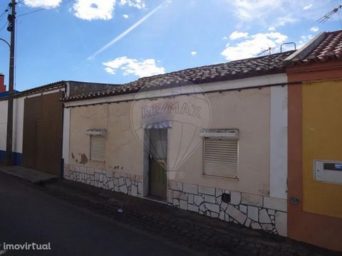 House T3 typical Alentejo, located in the center of the Village of Fronteira near the Mother Church. House for recovery with patio and terrace with a great panoramic view. With two fronts, east / west with an optimal sun exposure.   Schedule your vis...