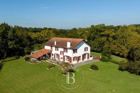 Urcuit, 20 minutes from Bayonne, renovated 19th-century farmhouse on a plot of approximately 7000 sq.m. Located in a very peaceful area, this house, facing both north and south, consists of a living room with a fireplace, a dining room, and a separat...