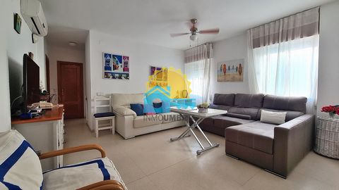 INMOUMBRIA offers for sale a flat in Calle Ancha. Four bedrooms (three in writing), two of them with fitted wardrobes, two bathrooms with bathtub, large living room with air conditioning and kitchen. Second floor in a building without elevator, but w...