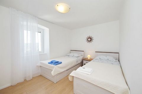 Situé à seulement 300 m de la mer, cette maison de vacances à Brbinj promet un aperçu du style méditerranéen de la vie avec des intérieurs entièrement blancs. Il y a 3 chambres à coucher à la maison 8, ce qui en fait une grande famille. Une piscine p...