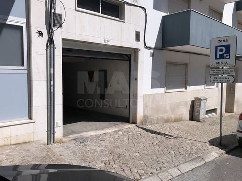 For sale garage (box), located in Sesimbra, fantastic location, on candido dos reis street, just 350 meters from the beach. With about 13m2, in good condition, without problems of humidity, perfect for your car or storage of belongings. Ideal for res...