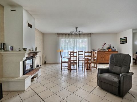 In Vensac, house of traditional construction of 2005, of about 144m2, composed of a fitted kitchen open to a large living room, about 40m2, with insert, 4 bedrooms including a master suite with bathroom, a bathroom, a separate toilet, and a garage of...