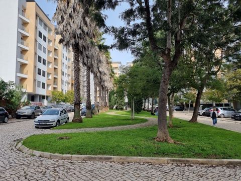 1 bedroom flat with 78m2 in Carcavelos with terrace and parking. This flat has excellent finishes and high quality equipment. Additional Features: - Fully equipped contemporary design kitchen; - Air conditioning system with independent regulation; - ...