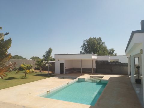 SENEGAL Deze moderne en gemeubileerde villa gebouwd in 2021 is gelegen in een privé woonwijk dichtbij de zee en winkels. De villa omvat 3 slaapkamers met elk een eigen badkamer, een kleedkamer in de hoofdslaapkamer, een grote woonkamer van 80m2 met e...