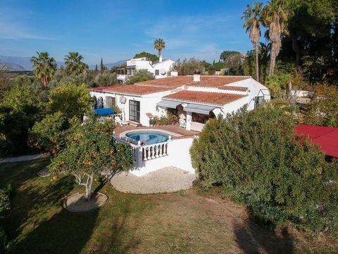 Are you looking for a rural house near the village? This cosy property on a plot of over 4000m2 is just a 5 minute drive from the charming village of Alhaurin el Grande and 30 minutes from Malaga airport and beaches. The fully fenced plot can be ente...