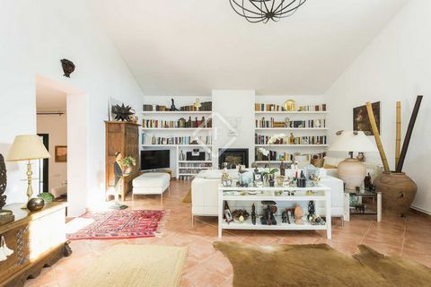 This charming property is located on a quiet cul-de-sac with neighbours only on one side and beautiful views from all sides, as well as being walking distance from several international schools and a 5-minute drive to either Sitges or Vilanova. We en...