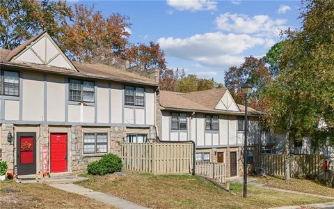 Investor opportunity in a prime location and no rental restrictions! This unit is a blank slate for your creative vision. Extremely convenient to the back entrance of Stone Mountain Park, Stone Mountain Village shopping and restaurants and I 285/US 7...