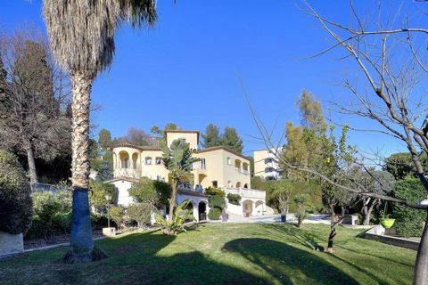 Exceptional Villa in Nice - Contemporary Elegance Close to the Sea Discover this sumptuous 400m² residence, nestled in the heart of a flat garden of 3000m², only a few steps from the famous Promenade des Anglais. Built in 2003, this modern villa unfo...