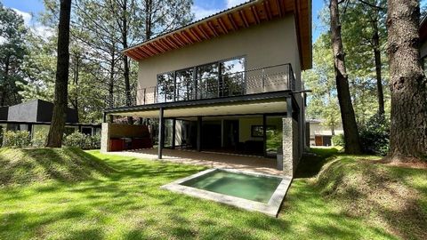 Casa en venta en Rancho Avandaro de 450 m² de construcción, ubicada en un terreno de 900 m². La casa cuenta con acabados de la más alta calidad, incluyendo ventanas con tecnología dúo-vent para un mayor aislamiento térmico y acústico. También cuenta ...