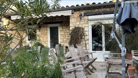 In a small Provençal village, not far from Montélimar, a town with access to trains, is this village house of about 130m2 of living space spread over two levels, with a courtyard. The village is also close to a motorway access. On the ground floor, t...