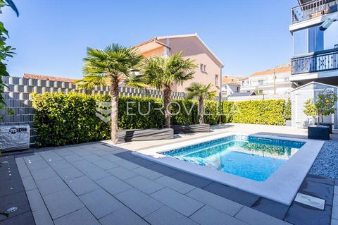 Trogir, modern apartment in a quiet location near all essential amenities. The apartment is located in a smaller residential building with six apartments - located on the ground floor. The closed area of 52.34 m2 consists of a hallway, open concept k...