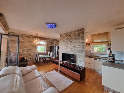 UBICACIÓN: este excepcional apartamento se encuentra en el barrio de Semedelski razgledi en Koper. La distancia desde Koper y el parque costero Žusterna es de unos 2 kilómetros. Con una parada de autobús cercana, los desplazamientos diarios son cómod...