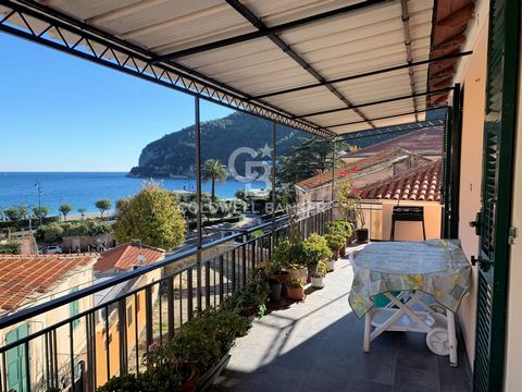 VERY NICE LARGE TWO-ROOM APARTMENT WITH TERRACE OVERLOOKING THE SEA Via Cesare Battisti, strategic position a stone's throw from the sea and the town center Following the splitting of a beautiful apartment of about 130 square meters, we hypothesized ...