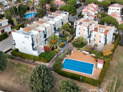 Discover this charming townhouse in a prime location in Platja d ́Aro. Just a 10-minute walk from the hustle and bustle of the city centre, you are in a quiet area that gives you the opportunity to enjoy a relaxing holiday or weekends. This spacious ...