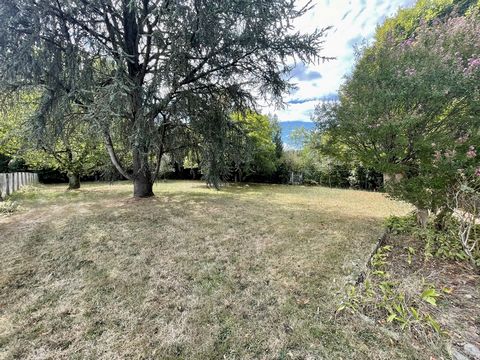 BIZANOS, Beautiful plot of 900 m2 in a very sought after area, close to all amenities. In addition to this land, a garage of about 50 m2. Investors will be able to see a rental profitability and transform it into an apartment. To visit without delay