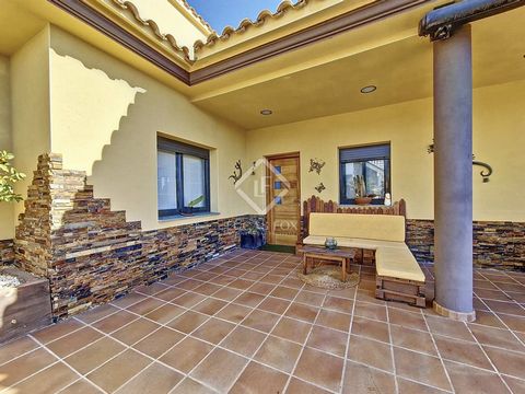 This house is located in the Fondo Somella development of Vilanova i la Geltrú, close to schools, the shopping area and 10 minutes by car from the beach. We access the house through a wide entrance that gives us access to the house and the garage. Th...