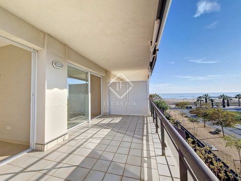 Lucas Fox exclusively presents this charming apartment located in Cubelles, on the seafront. It is a completely exterior top floor with very good orientation, so it receives abundant natural light throughout the day and has beautiful views of the sea...