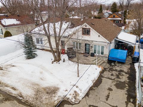 MOTIVATED SELLERS Welcome to this vast property with a multitude of possibilities located at 5 minutes from the REM and less than a minute's walk from the Lac des Deux-Montagnes. Also less than 5 minutes from several services such as grocery stores, ...
