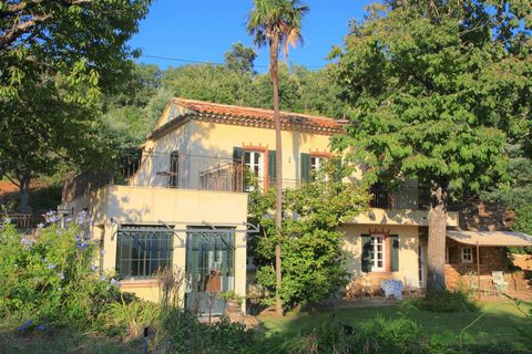 Superb property in a beautiful and quiet location, just between the charming villages of Grimaud and La Garde Freinet. The property consists of Bastide (completely renovated 2014), with several outbuildings and heated swimming pool, a double garage, ...