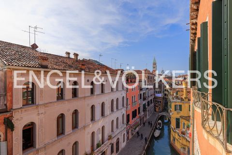 Leaving the iconic St. Mark's Square behind, we make our way towards the sumptuous church of San Giorgio dei Greci and on our way we cannot help but stop and admire the fascinating Palazzo Priuli, which, with its elegant four-light and double lancet ...