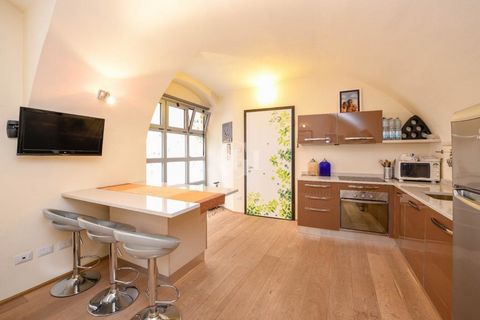 Strategically located in the heart of the historic center of Toscolano-Maderno, we find this delightful studio apartment ideal for generating income through short-term leases. The apartment is presented as a large open space, equipped with a hallway,...