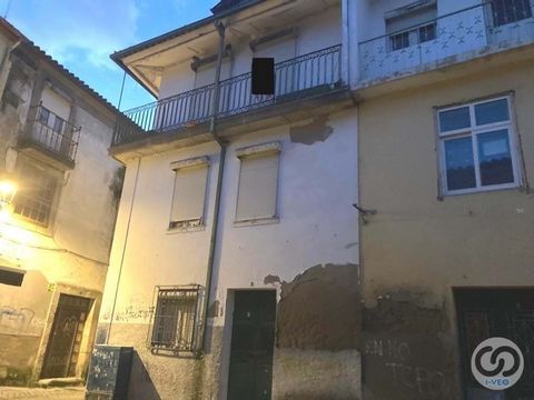 This property is an excellent opportunity for those looking for a rehabilitation project in the historic area of Chaves. It is a building with six bedrooms, two bathrooms, attics and a garage, ideal to transform into local accommodation or for own ho...